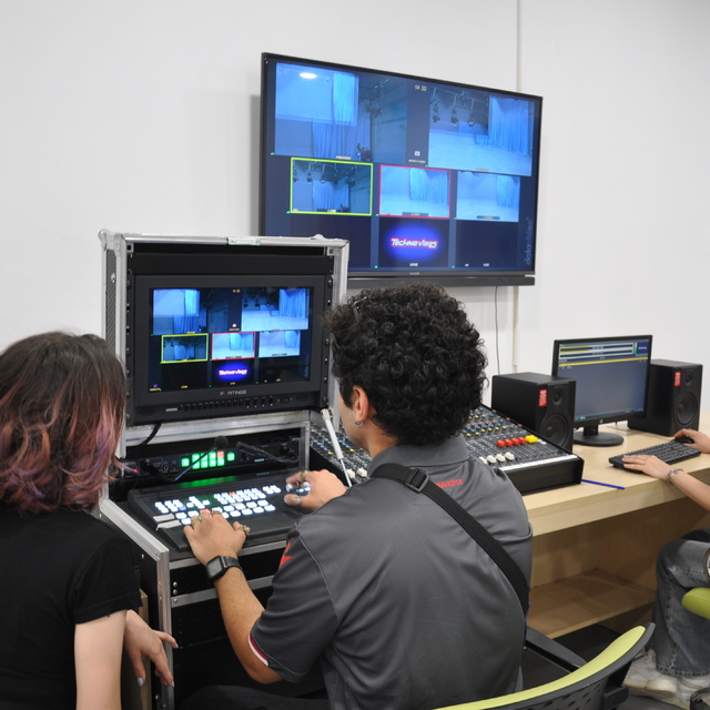 Anadolu Üniversitesi İletişim Bilimleri Fakültesi "istihdama hazır mezun" v...