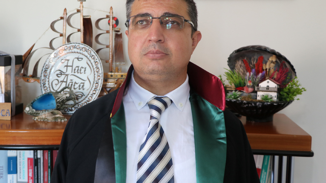 Görme engelli öğretmen, hukuk fakültesinden mezun olduktan 21 yıl sonra avukat oldu