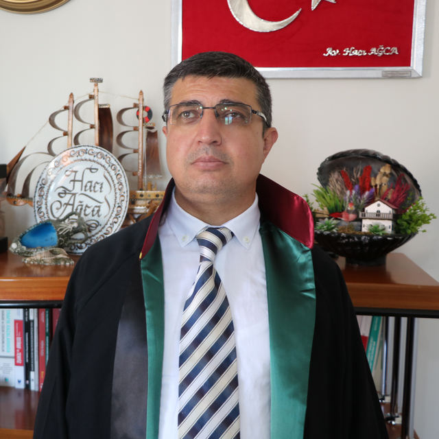 Görme engelli öğretmen, hukuk fakültesinden mezun olduktan 21 yıl sonra avu...