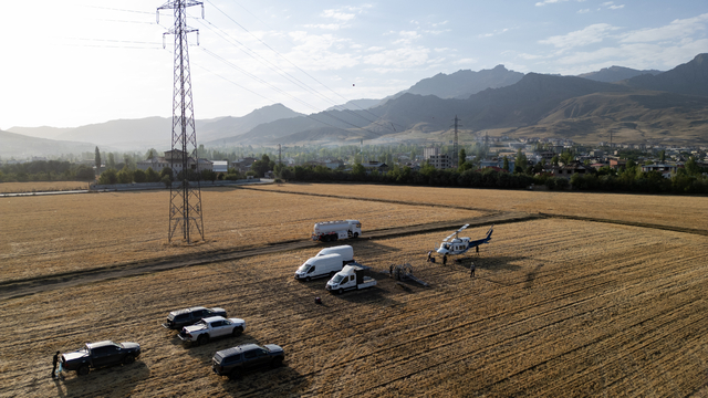 Kesintisiz enerji için helikoptere bağlı sepette saatlerce mesai yapıyorlar