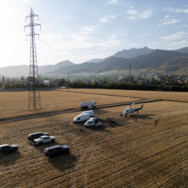 Kesintisiz enerji için helikoptere bağlı sepette saatlerce mesai yapıyorlar