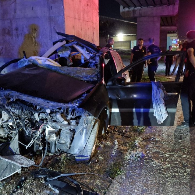Otoyol bağlantı köprüsünün ayağına çarpan otomobilin sürücüsü öldü