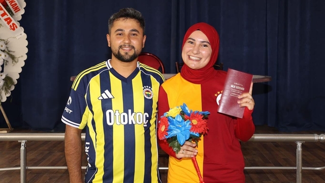 Fanatik gelin ile damat, nikah masasına tuttukları takımların formalarıyla oturdu