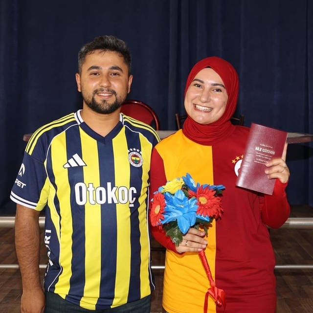 Fanatik gelin ile damat, nikah masasına tuttukları takımların formalarıyla...