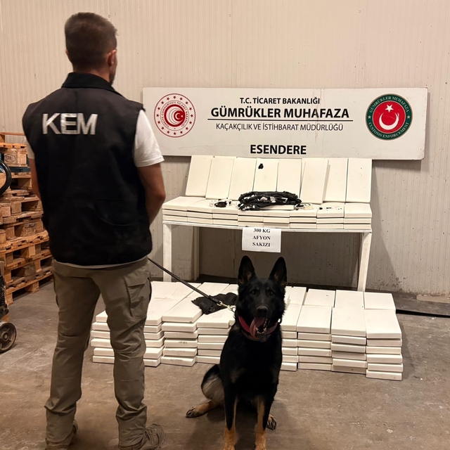 İran'dan Türkiye'ye giriş yapan TIR'da 300 kilo uyuşturucu ele geçirildi; s...