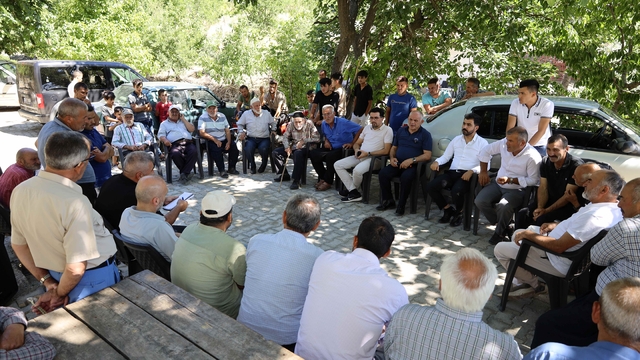 Başkan Öztürk, mahalleleri ziyaret ederek vatandaşlarla bir araya geldi