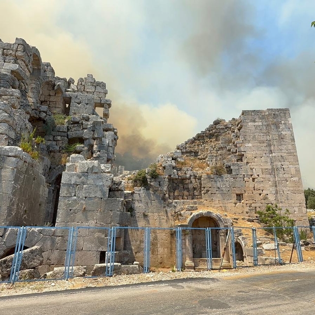 Antalya'da 3 orman yangın kontrol altında, 2'sine müdahale sürüyor (5)