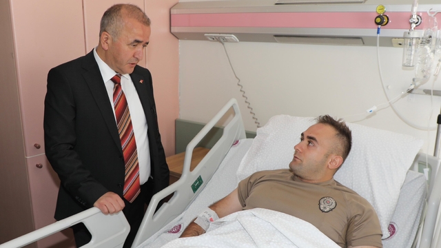 Havaya ateş açıp, gelen polisi yaralayan şüpheli, vurularak etkisiz hale getirildi (2)