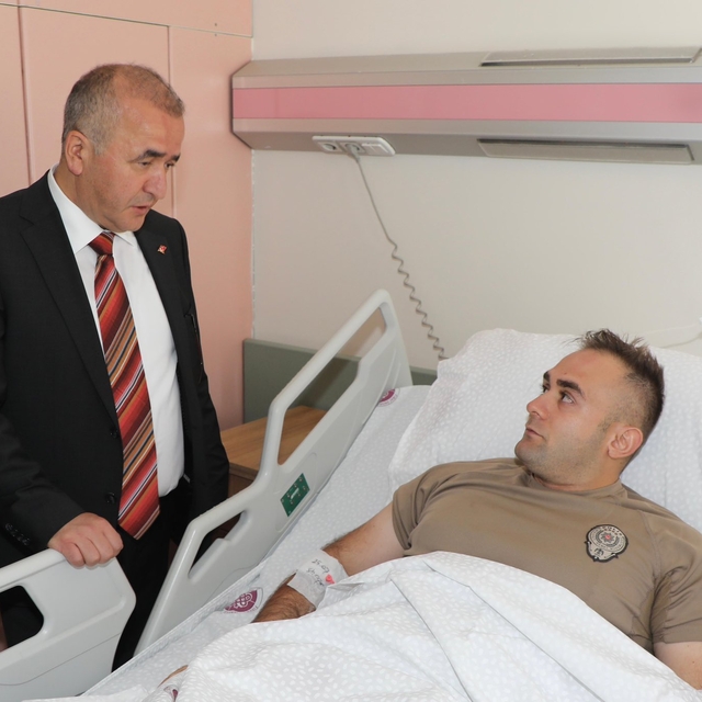 Havaya ateş açıp, gelen polisi yaralayan şüpheli, vurularak etkisiz hale ge...