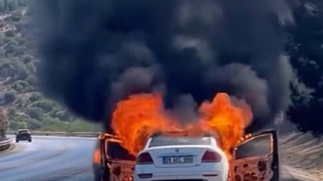 İzmir'de otomobilde çıkan yangın, makilik alana sıçradı