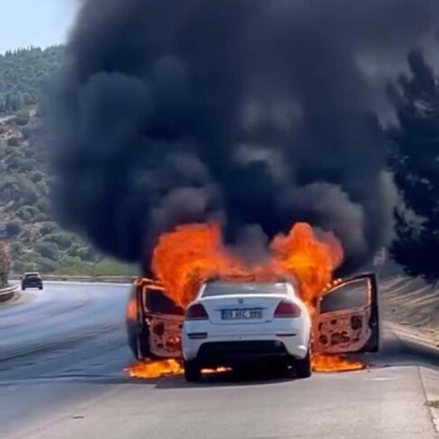 İzmir'de otomobilde çıkan yangın, makilik alana sıçradı