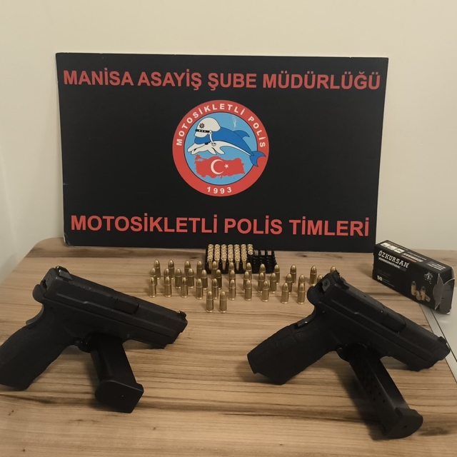 Yunusemre'de ruhsatsız tabancayla yakalanan 2 şüpheli gözaltına alındı