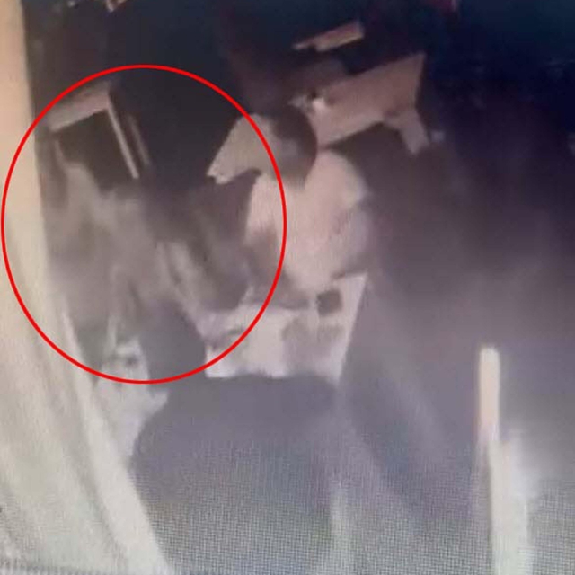 Eğlence mekanında arkasından yaklaştığı kadının başını masaya vurdu