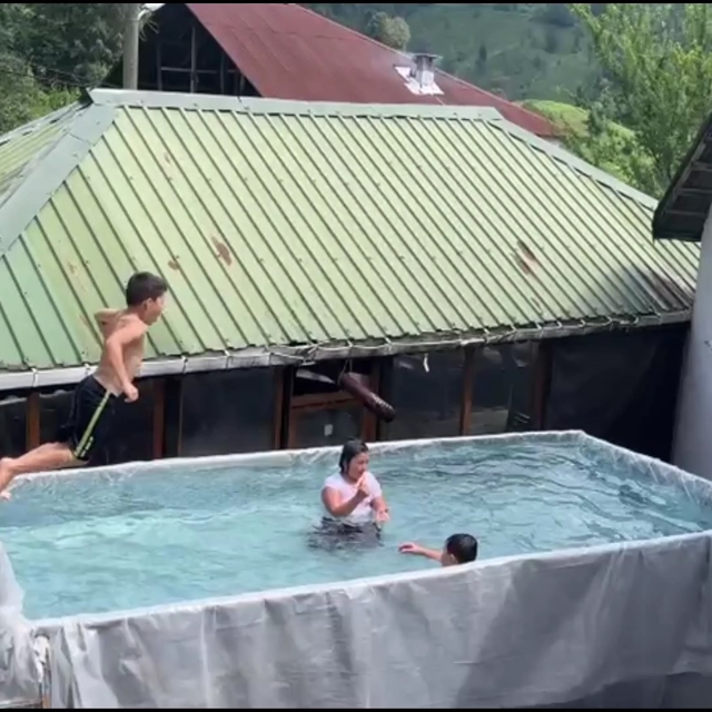 Kamyon kasasında çocukların yüzme keyfi kamerada