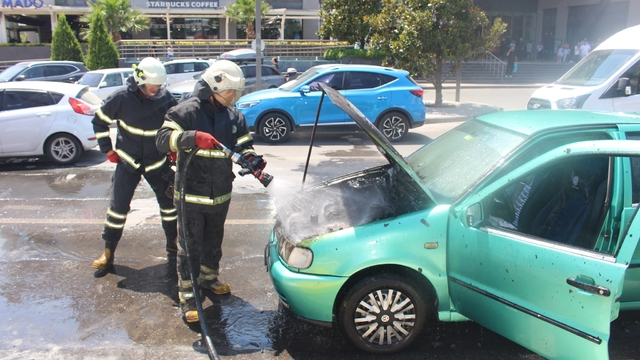 Edirne'de seyir halindeki otomobilde çıkan yangın söndürüldü