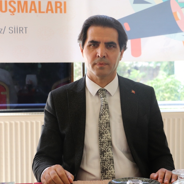 Siirt İl Milli Eğitim Müdürü İlhan Saz, kentte gazetecilerle bir araya geld...