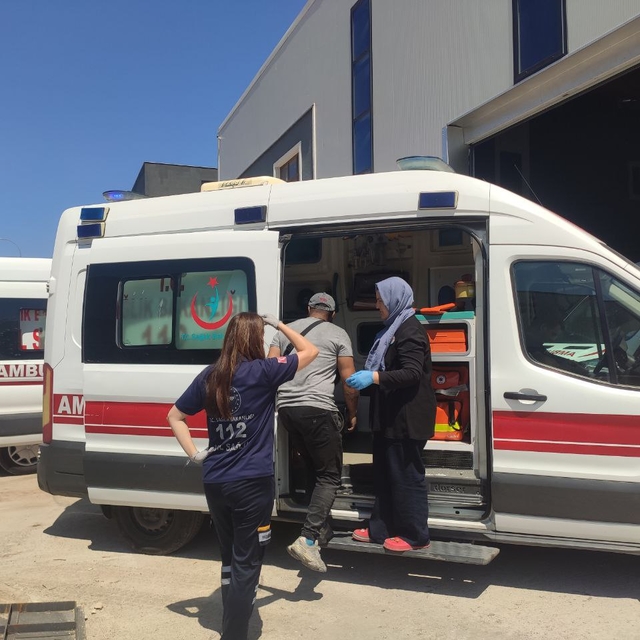 Kocaeli'de fabrikada çıkan yangında 5 işçi dumandan etkilendi