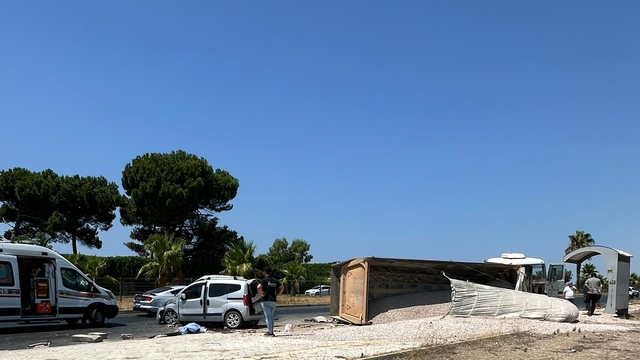 Manavgat'ta tırla çarpışan hafif ticari aracın sürücüsü öldü