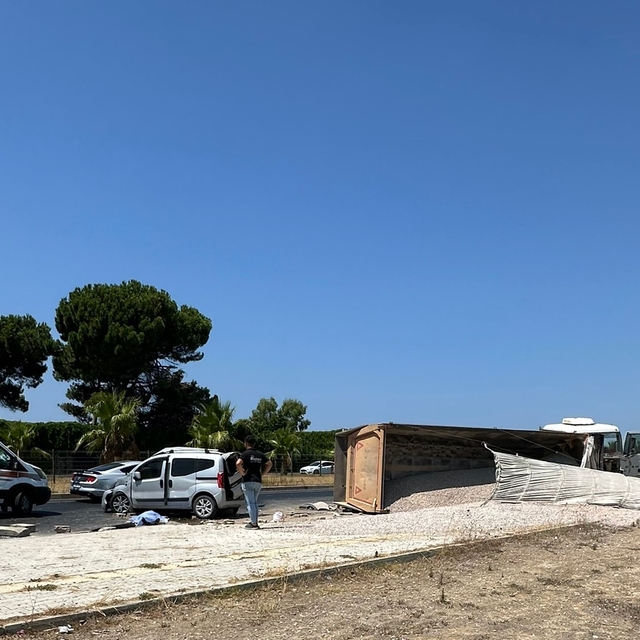 Manavgat'ta tırla çarpışan hafif ticari aracın sürücüsü öldü