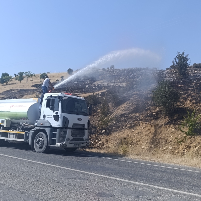 Çemişgezek'te otluk alanda çıkan yangın söndürüldü