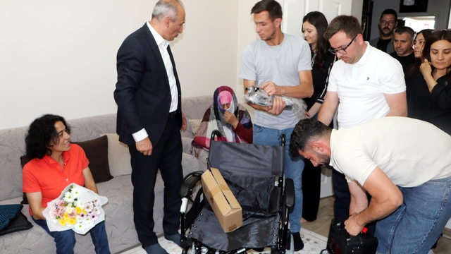 Başkan Sekmen'den komşularının darbettiği bedensel engelli kadına yeni tekerlekli sandalye