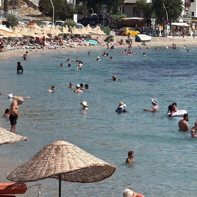 Bodrum'da turistlerin deniz ve güneş keyfi