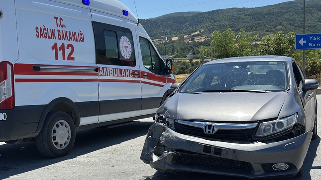 Sinop'ta iki otomobilin çarpıştığı kazada 3 kişi yaralandı