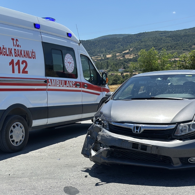 Sinop'ta iki otomobilin çarpıştığı kazada 3 kişi yaralandı