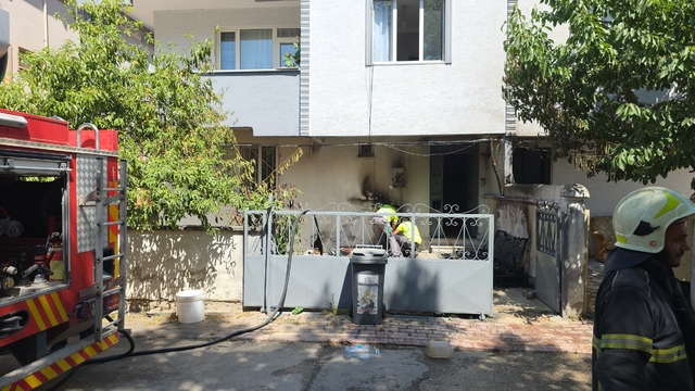 Bursa'da apartman önünde çıkan yangında 1 kişi dumandan etkilendi