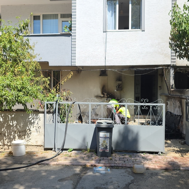 Bursa'da apartman önünde çıkan yangında 1 kişi dumandan etkilendi