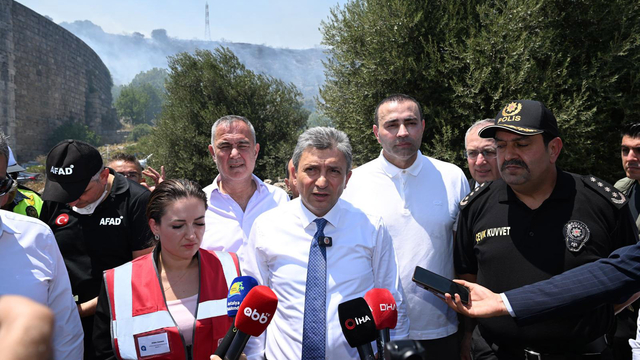 Antalya'da 4 orman yangını kontrol altında, 2'sine müdahale sürüyor (12)