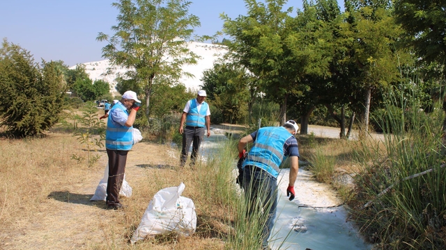 Denizli'de yükümlüler Pamukkale'deki travertenler bölgesini temizledi
