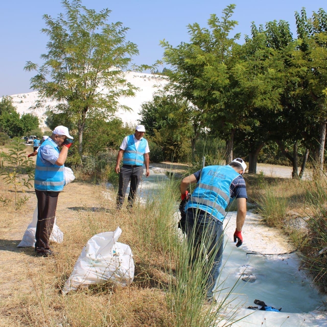 Denizli'de yükümlüler Pamukkale'deki travertenler bölgesini temizledi
