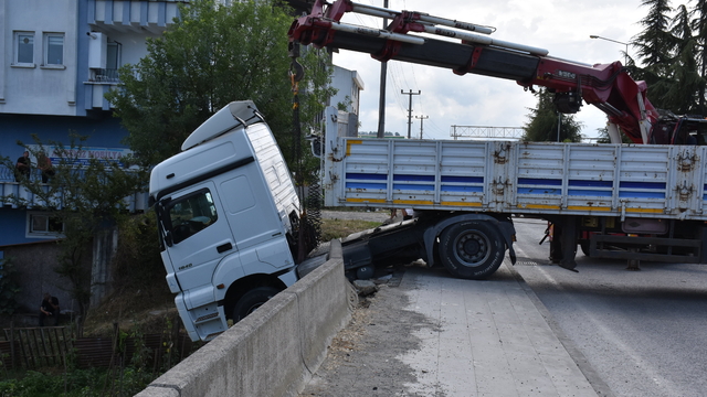 Ordu'da park halindeyken freni boşalan tır duvara çarptı