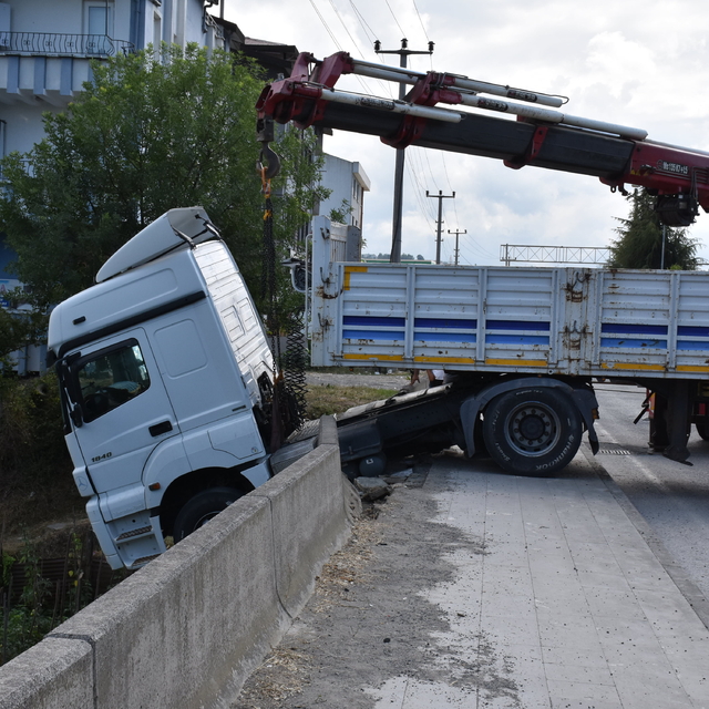Ordu'da park halindeyken freni boşalan tır duvara çarptı