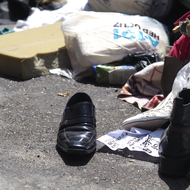 İzmir Karşıyaka'da toplanmayan çöpler tepkilere neden oluyor