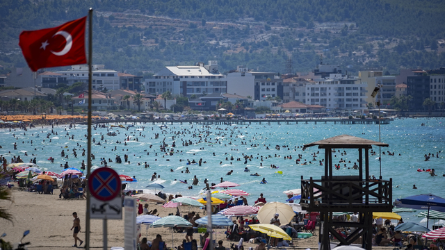 İzmir'de sıcak havadan bunalanlar sahillere akın etti