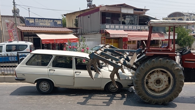 Mersin'de traktöre çarpan otomobildeki 2 kişi yaralandı