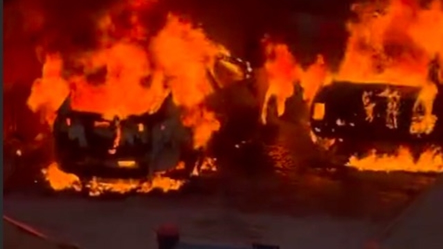 Edirne'de park halindeki 2 araç kundaklandı