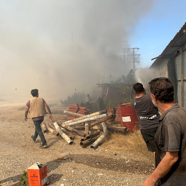 Antalya'da otluk alanda çıkan ve iş yerlerine sıçrayan yangına müdahale edi...