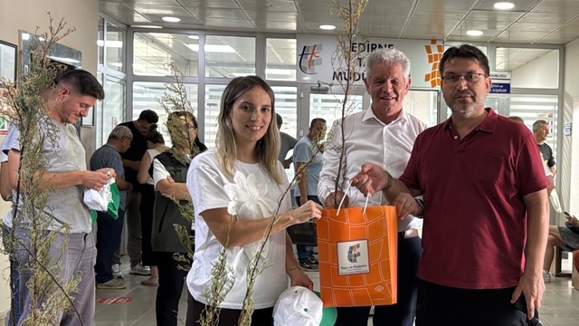 Edirne'de tapuda işlem yapan vatandaşlara fidan hediye ediliyor