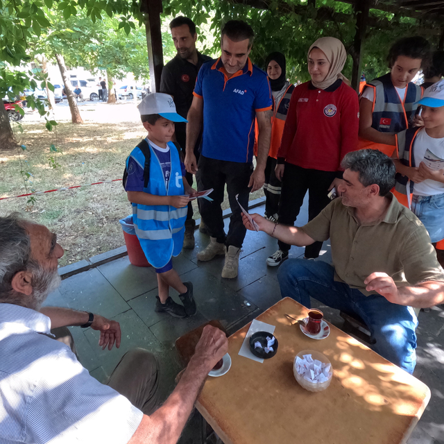 Tunceli'de öğrenciler sahaya çıkıp afetlere karşı bilgilendirme çalışması y...