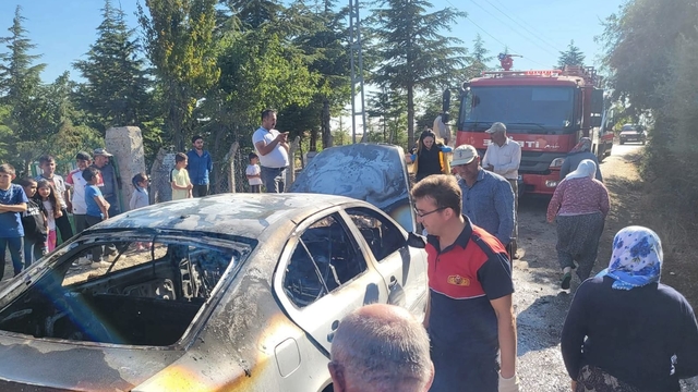 Çorum'da yangın çıkan otomobil kullanılamaz hale geldi
