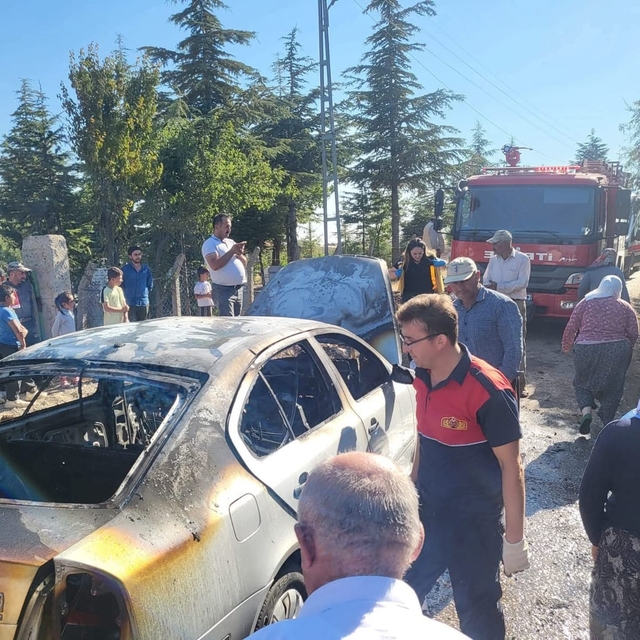 Çorum'da yangın çıkan otomobil kullanılamaz hale geldi