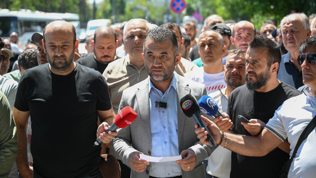 Eskişehir'de özel bir madende çalışan işçiler alacaklarının ödenmesi talebiyle başkentte eylem yaptı