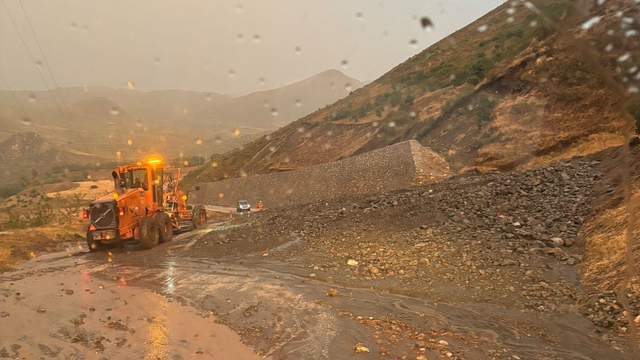 Ağrı-Kağızman kara yolu heyelan nedeniyle ulaşıma kapandı