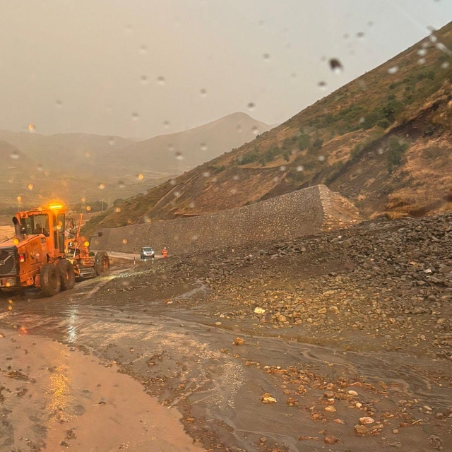 Ağrı-Kağızman kara yolu heyelan nedeniyle ulaşıma kapandı