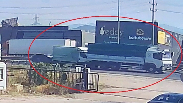 Bursa'da 3 aracın karıştığı zincirleme kaza kamerada; 1 yaralı