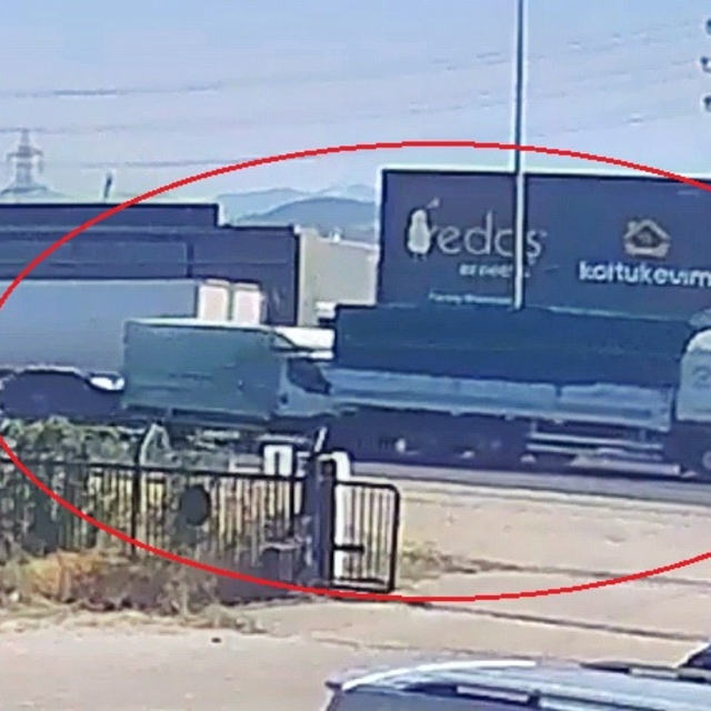 Bursa'da 3 aracın karıştığı zincirleme kaza kamerada; 1 yaralı