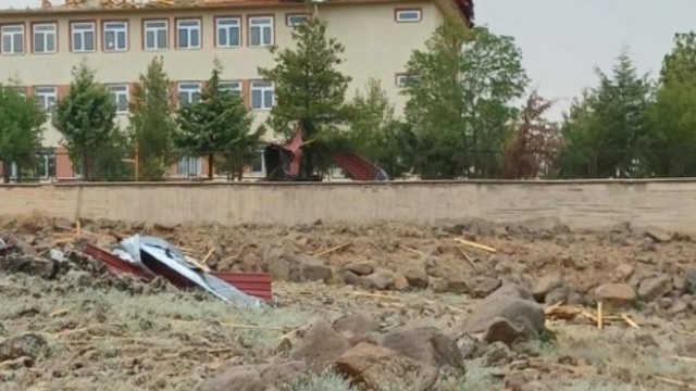 Diyarbakır'da kuvvetli rüzgar okulun çatısını uçurdu